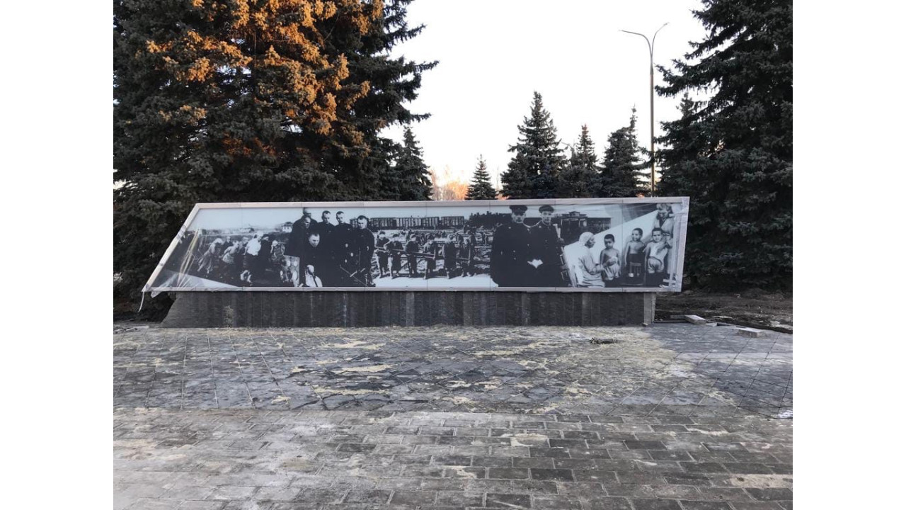 Стеклянная стела с керамической фотопечатью Стеклянная стела с керамической фотопечатью