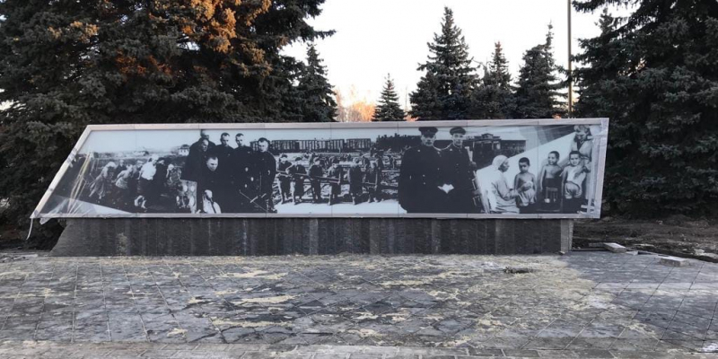 Стеклянная стела с керамической фотопечатью