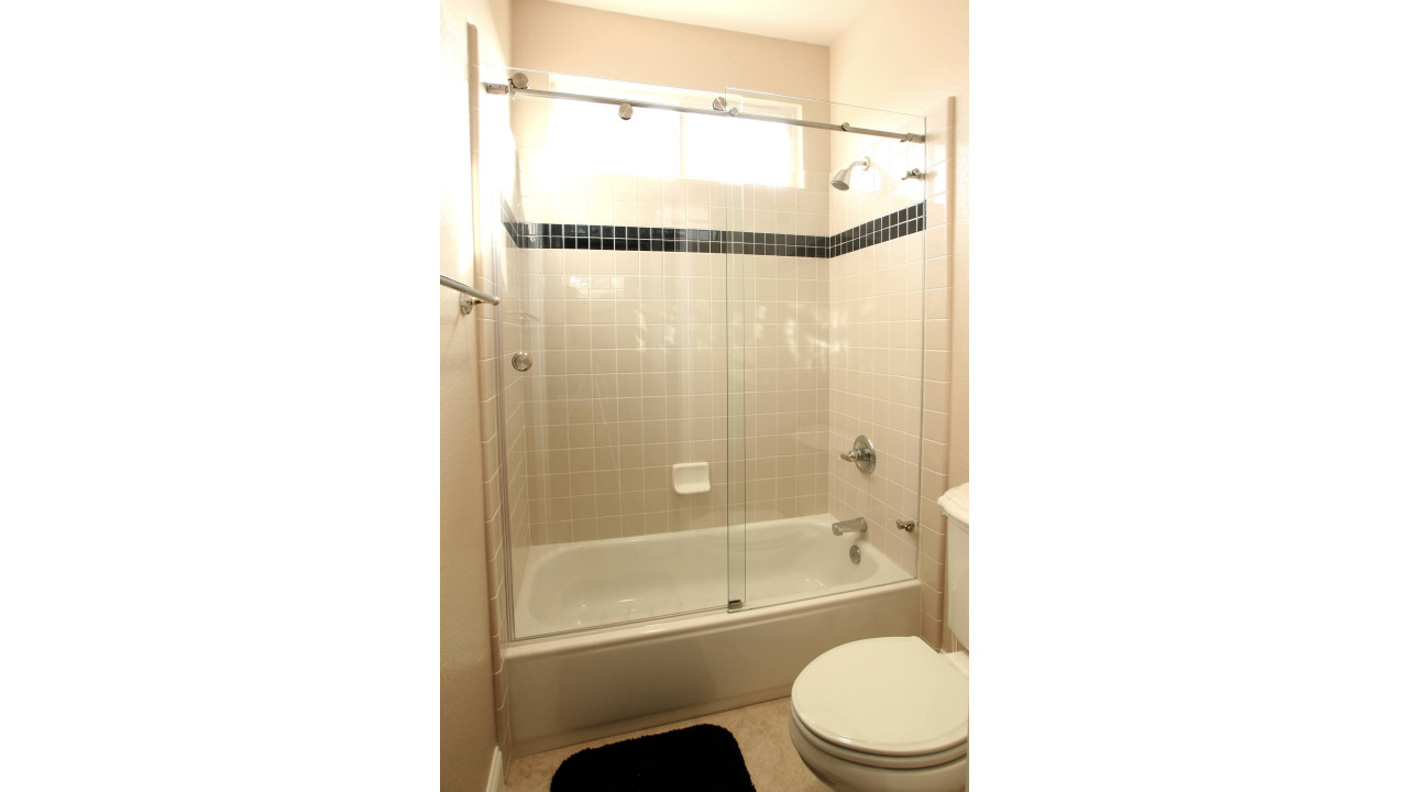 Выбрать душевые перегородки для ванной с "ДомГласс"