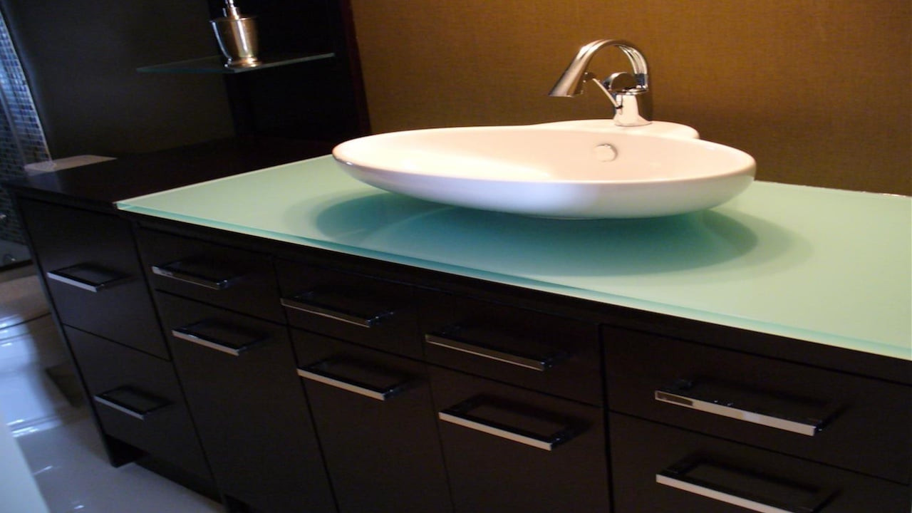 Столешница из стекла для ванной комнаты