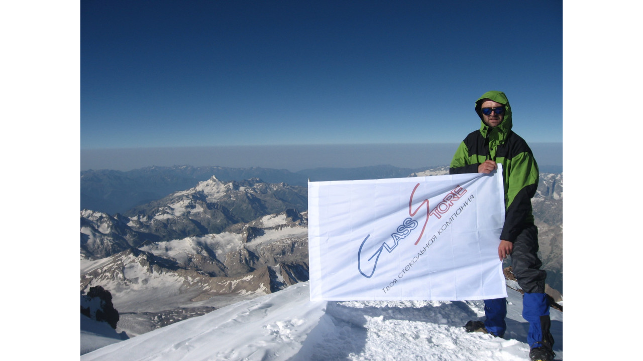 Компания DomGlass на вершине Эльбруса Компания DomGlass на вершине Эльбруса