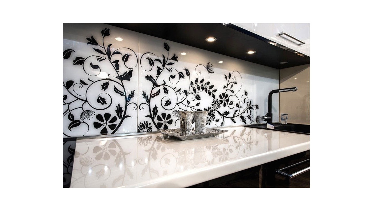 Выбор стеклянного фартука Скинали для кухни