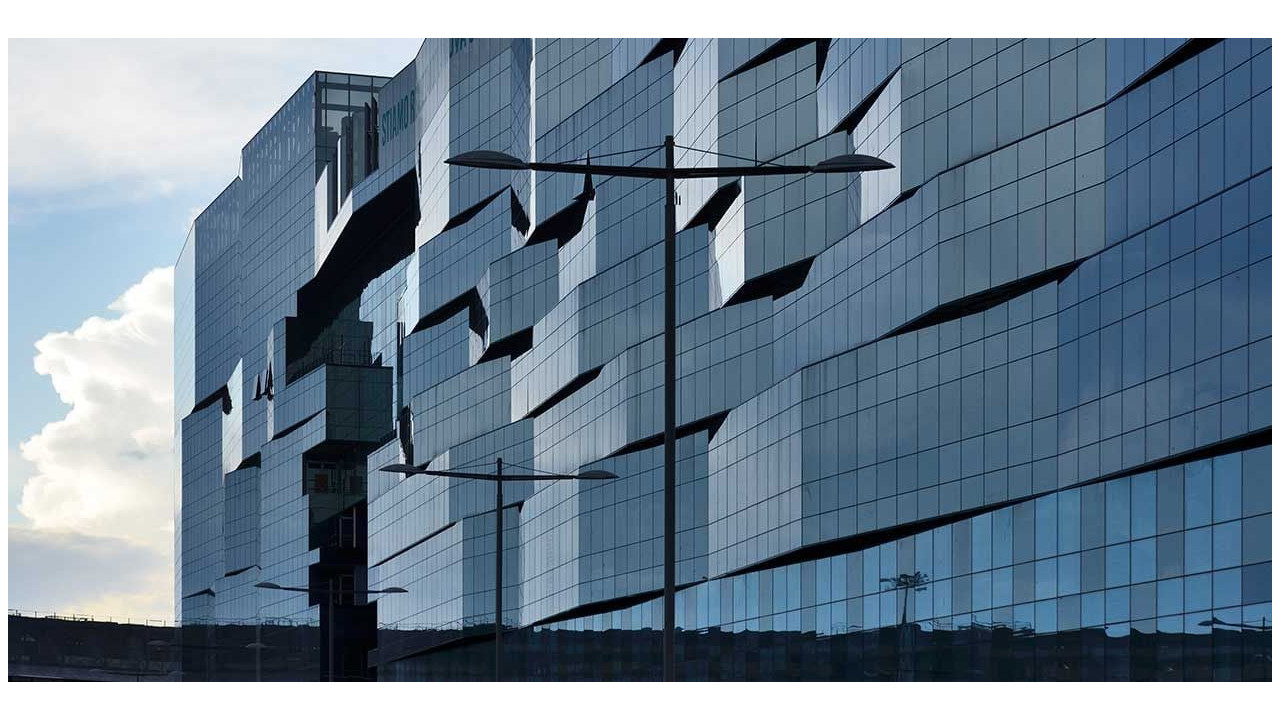 Зеркало как стиль города: современная застройка Рима