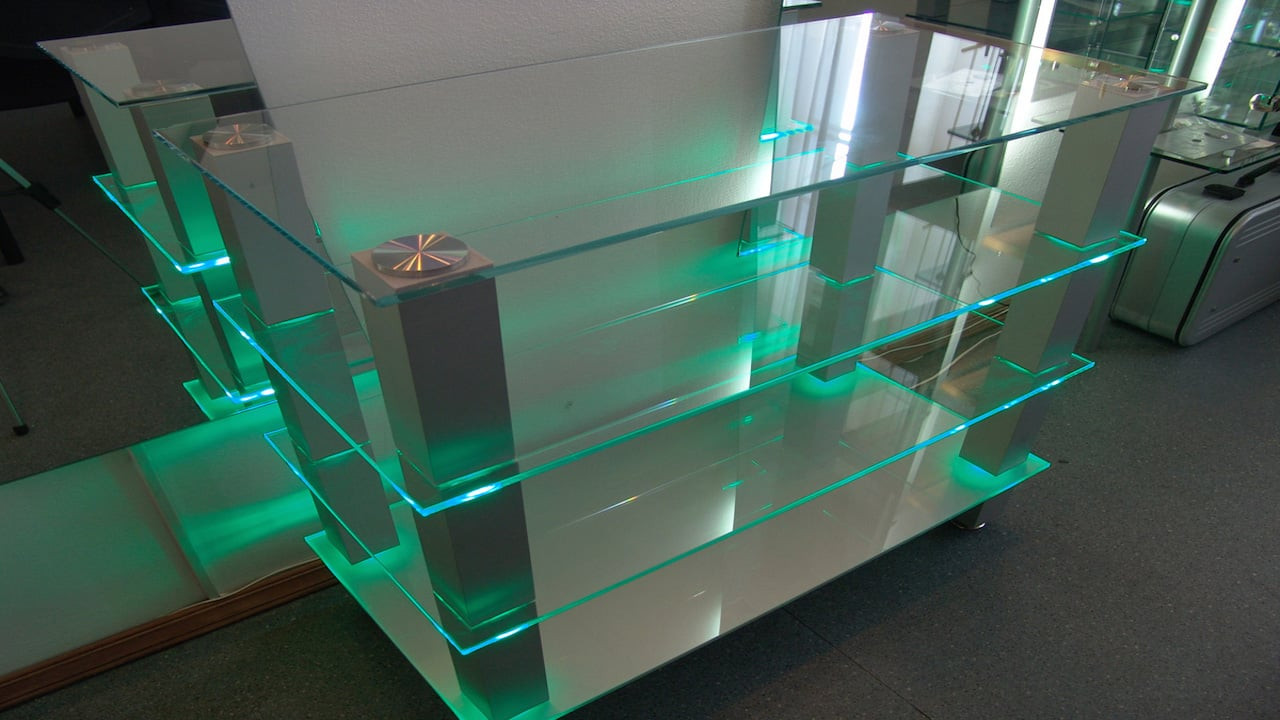 Рассмотрены виды стекла, применяемые при изготовлении современной мебели