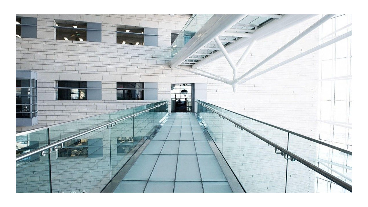 Интересует обработка стекла и зеркал? Обращайтесь в нашу компанию