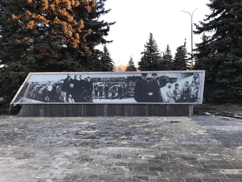 Стеклянная стела с керамической фотопечатью Стеклянная стела с керамической фотопечатью