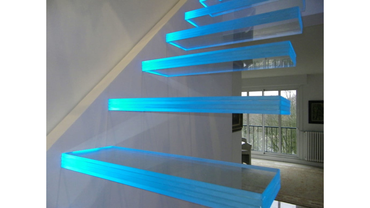 Свежие идеи интерьера для загородного дома – лестницы из стекла Свежие идеи интерьера для загородного дома – лестницы из стекла