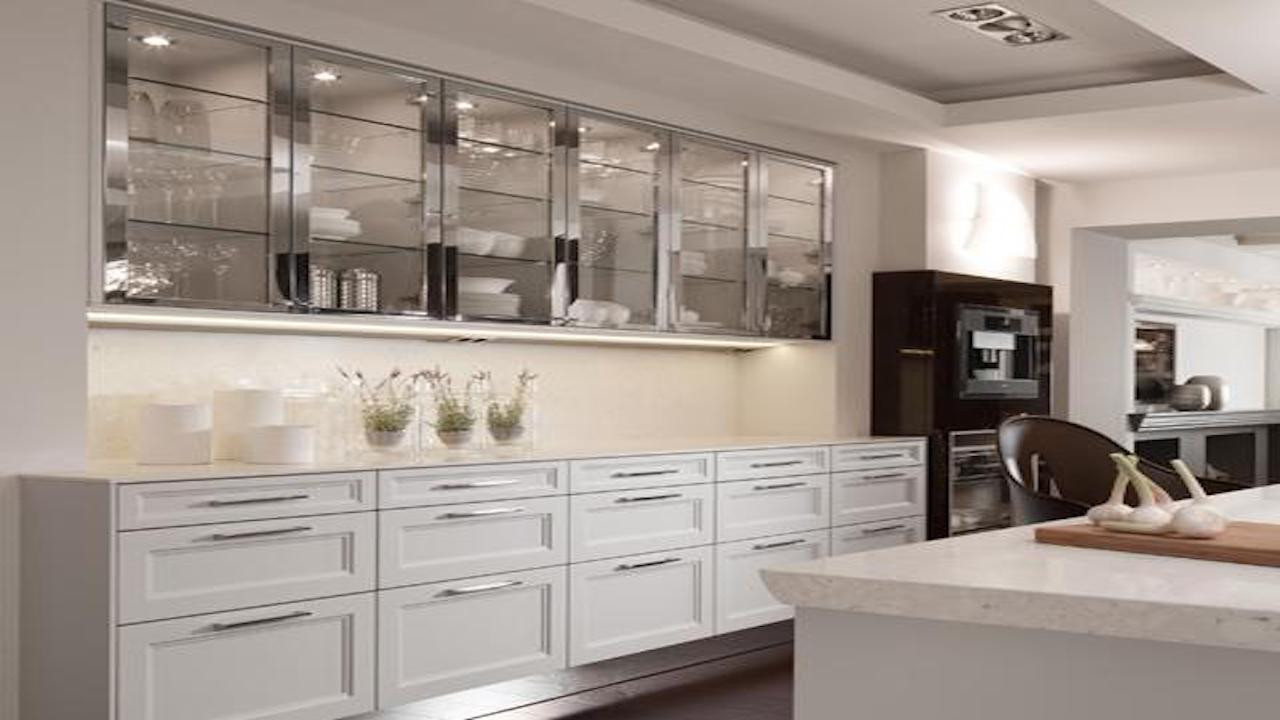 Мебельные фасады изготовленные из стекла их свойства, особенности и разновидность