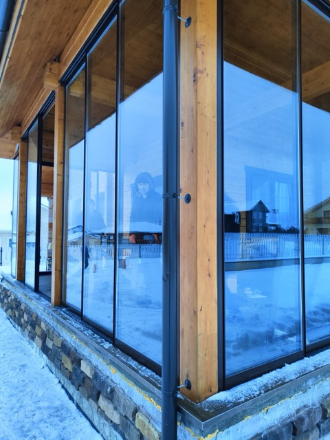 Безрамное остекление раздвижное в Москве | Услуги, цены и заказ изделий из закаленного стекла