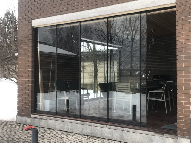 Безрамное остекление раздвижное в Москве | Услуги, цены и заказ изделий из закаленного стекла