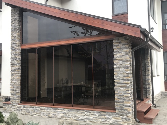 Безрамное остекление раздвижное в Москве | Услуги, цены и заказ изделий из закаленного стекла