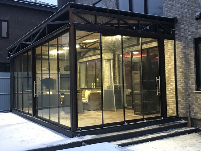 Безрамное остекление раздвижное в Москве | Услуги, цены и заказ изделий из закаленного стекла