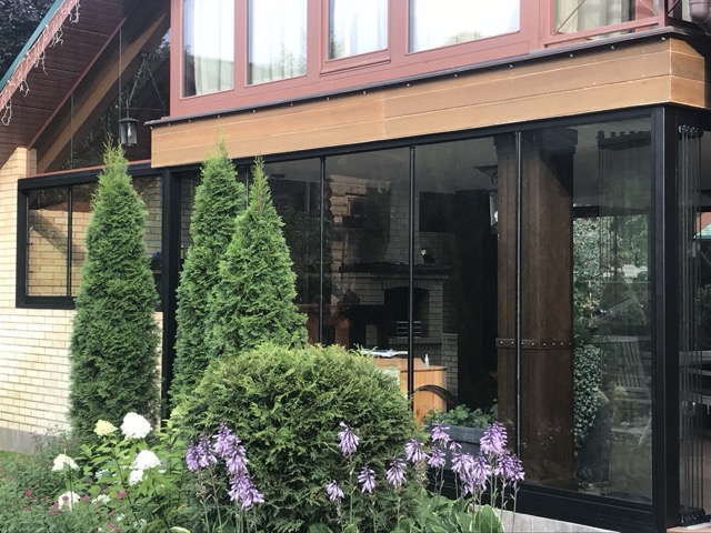 Безрамное остекление раздвижное в Москве | Услуги, цены и заказ изделий из закаленного стекла