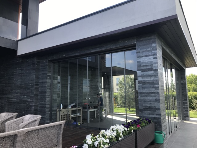 Безрамное остекление раздвижное в Москве | Услуги, цены и заказ изделий из закаленного стекла