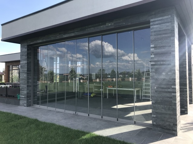 Безрамное остекление раздвижное в Москве | Услуги, цены и заказ изделий из закаленного стекла