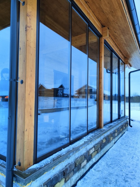 Безрамное остекление раздвижное в Москве | Услуги, цены и заказ изделий из закаленного стекла