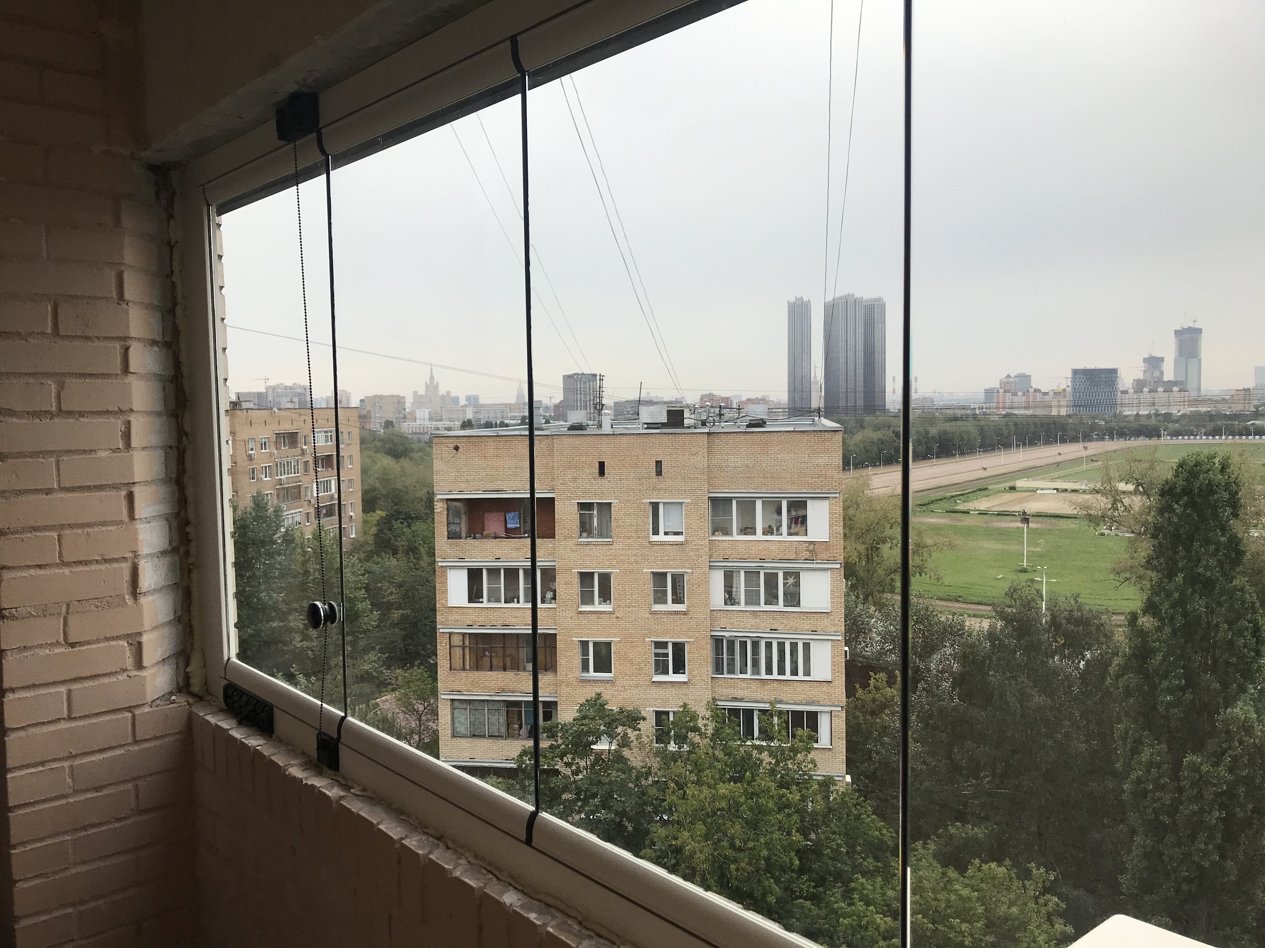 Безрамное складное остекление в Москве | Услуги, цены и заказ изделий из закаленного стекла