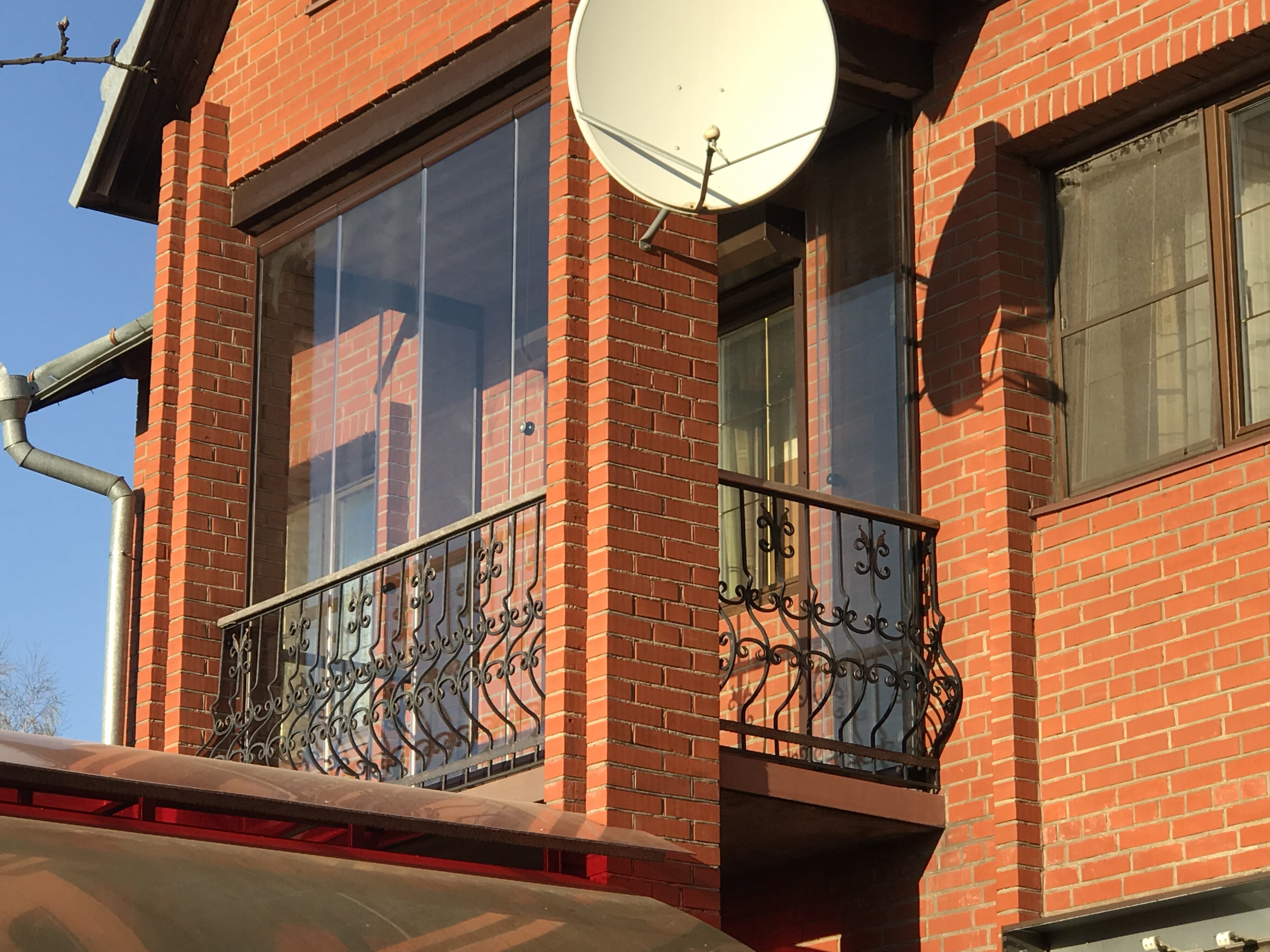 Безрамное складное остекление в Москве | Услуги, цены и заказ изделий из закаленного стекла