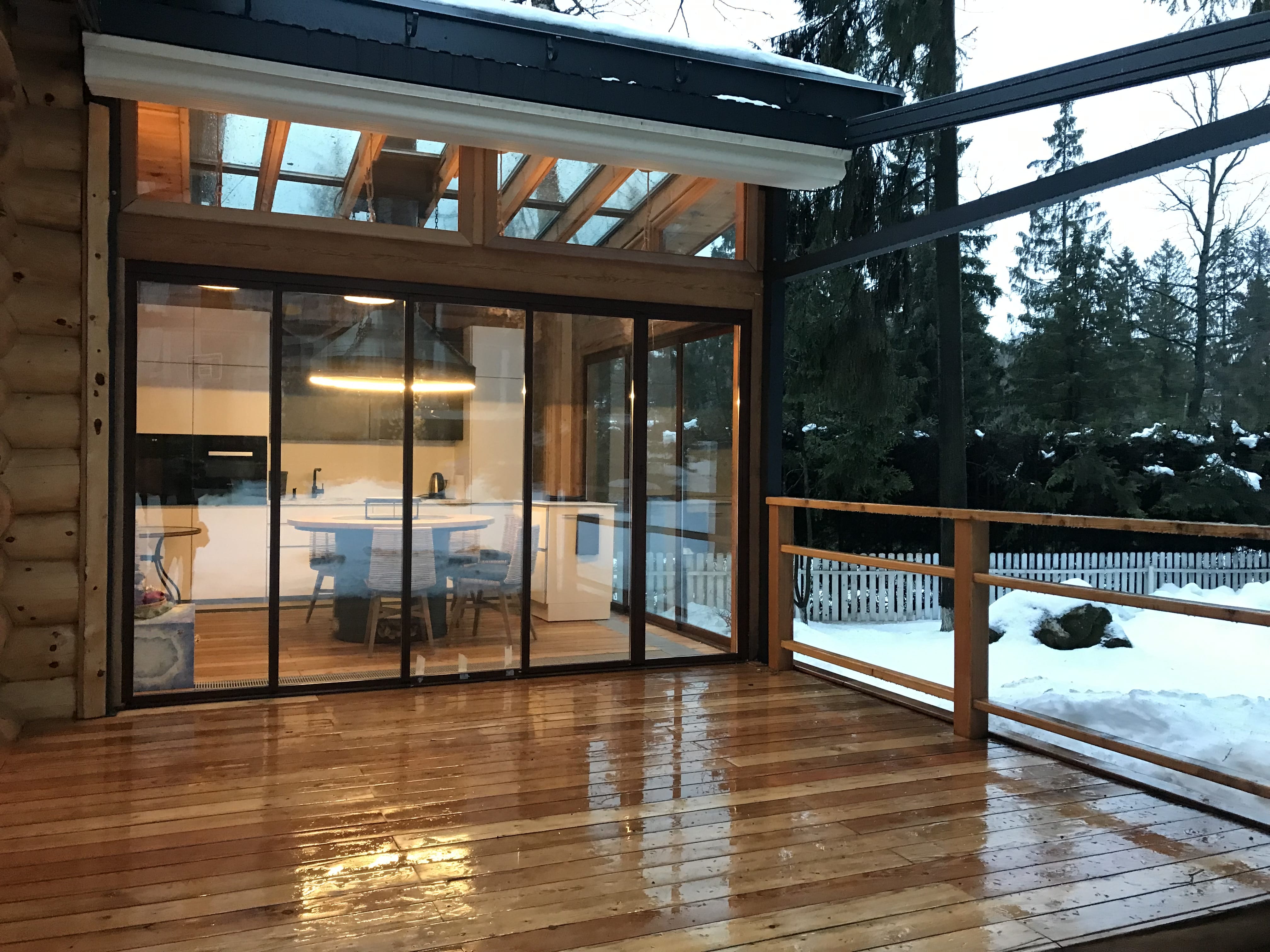 Безрамное остекление раздвижное в Москве | Услуги, цены и заказ изделий из закаленного стекла