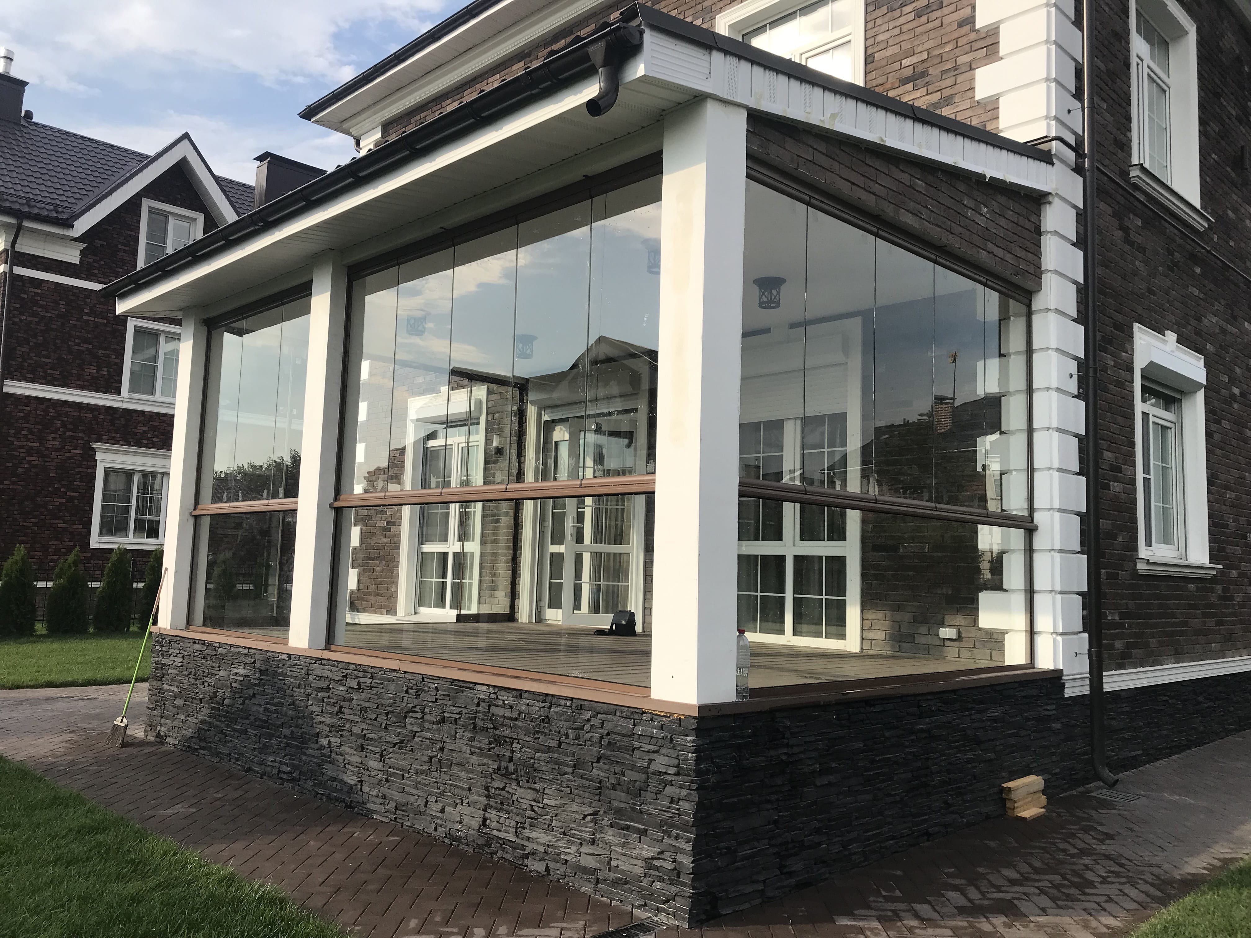 Безрамное складное остекление в Москве | Услуги, цены и заказ изделий из закаленного стекла