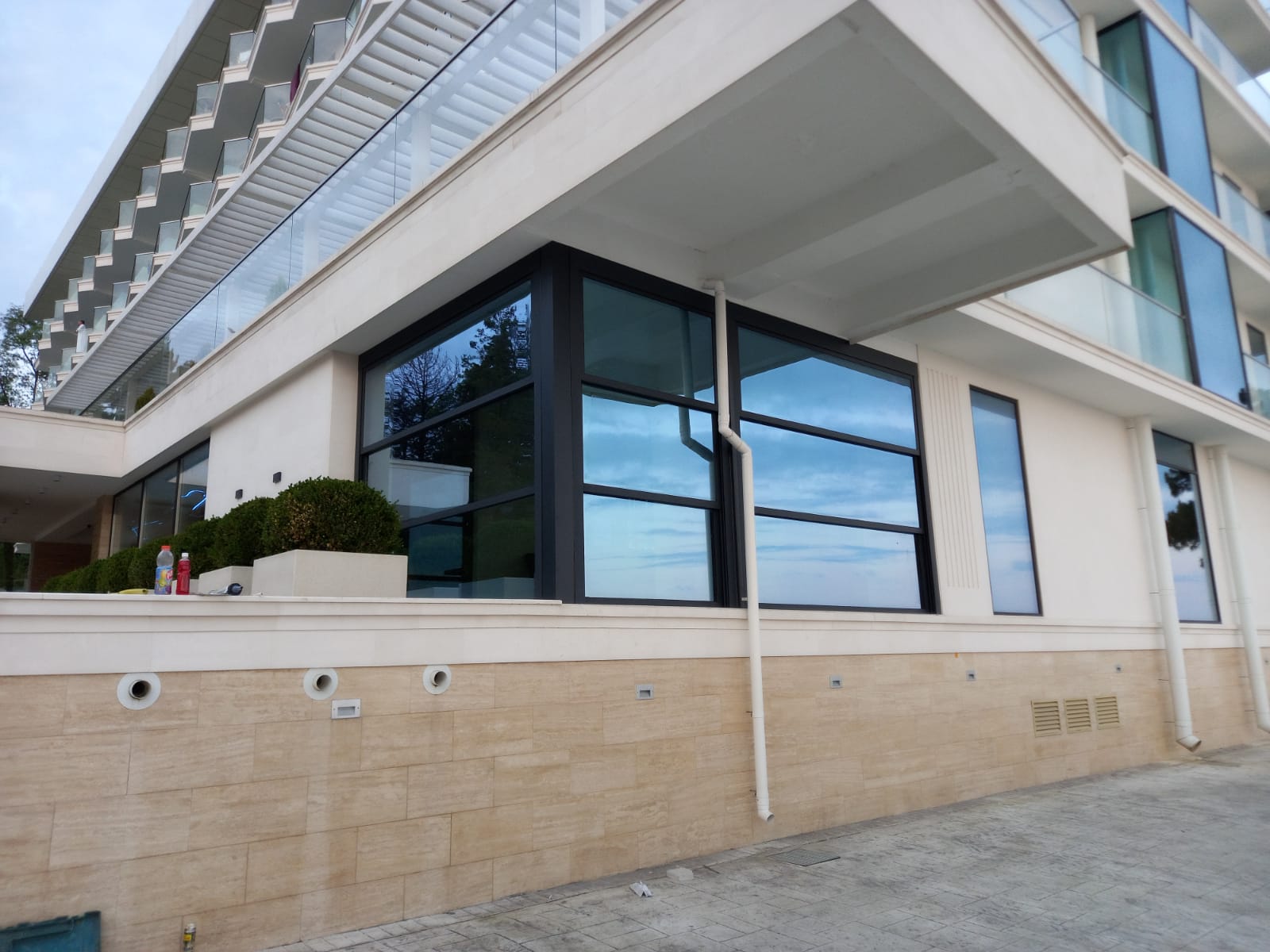 Гильотинное остекление в Москве | Услуги, цены и заказ изделий из закаленного стекла