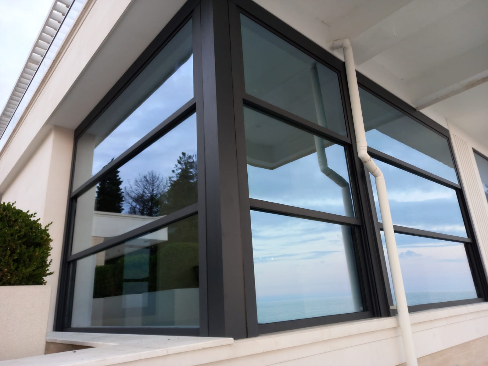 Безрамное остекление раздвижное в Москве | Услуги, цены и заказ изделий из закаленного стекла